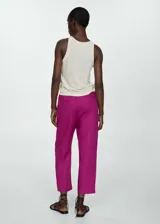 Pantalón crop de lino color marrón, con corte jogger, tiro medio, cintura elástica con lazo, bolsillos laterales y traseros. Con forro interior.