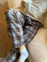 Pantalón de hombre confeccionado en franela. Diseño escocés a cuadros, con elástico en la cintura y dos bolsillos laterales.