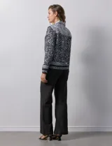 Campera estampada y bordada marca Ruby Rd, con cuello solapa, bolsillos delanteros y abertura central con botones metálicos.