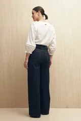 Pantalón jean ancho de tiro alto color negro.