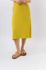 Vestido midi verde oliva de tejido acanalado, con escote en V y silueta al cuerpo con caída fluida.
