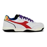 Championes Diadora Maverick Pride, color blanco con detalles en rojo, azul y negro. Cordones color violeta.