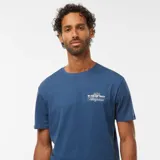 Camiseta azul de manga corta con estampado pequeño en el pecho que dice 'In Sun We Trust Altagracia'.