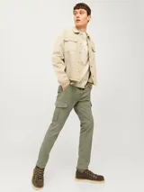 Pantalón cargo color verde oliva con cierre de cremallera y bolsillos laterales.