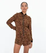 Mono corto con estampado animal print, cuello mao, cierre frontal con cremallera y mangas largas.