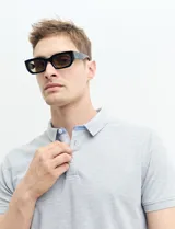 Chomba verde de piqué de algodón con cuello clásico y tapeta de dos botones. Logo bordado en el pecho.