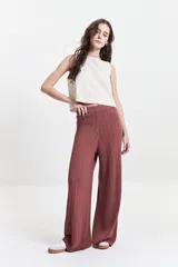 Musculosa color crudo estilo lino, con escote redondo.