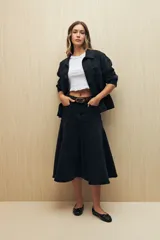 Falda midi de denim azul con corte evasé, cintura alta y bolsillos laterales.