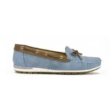 Zapato mocasín azul con detalles en marrón, con perforaciones decorativas y lazo en la parte delantera.