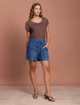 Short de jean azul de lyocell con pretina ancha en punto smock con lazo de ajuste y bolsillos verticales.