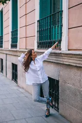 Botines semi-abiertos de cuero azul con diseño calado, cordones con borlas y suela de cuero.