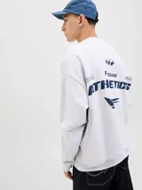 Buzo de manga larga color blanco melange, con cuello redondo y calce oversize cropped. Presenta un estampado grande en la espalda con texto que incluye "ATHLETICS", "Functional", "CORE SPORTS MAKE LIFE WELL" y "CREATIVE DEPARTMENT", junto con tres estrellas y un logo estilizado.