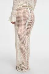 Pantalón de crochet color blanco, de tiro alto y corte acampanado.