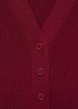 Chaleco de tejido de punto fino color rojo oscuro (vino), con cuello de pico, tirantes anchos y cierre frontal con botones.