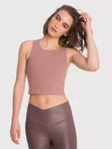 Musculosa corta color rosa viejo, de corte ajustado y tejido acanalado.