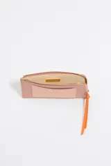 Monedero Bimba y Lola de piel color verde claro con cierre de cremallera y tirador de cordón naranja. Cuenta con logo metálico y tarjetero interior.