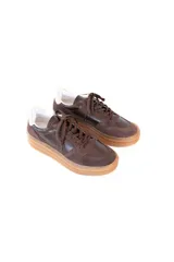 Championes urbanos color marrón con detalles en cuero y textil, plataforma de 4 cm y suela de goma.