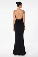 Vestido largo de fiesta negro, con breteles finos, escote en V y corte sirena.