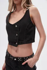 Chaleco crop top de jean celeste con botones frontales.