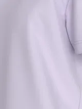Remera lila de manga corta con cuello redondo y logo estampado en el pecho.