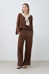 Pantalón de lino color chocolate, de corte palazzo, con cintura elastizada y vivo blanco en los laterales.