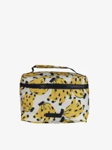 Neceser con estampado de bananas amarillas sobre fondo blanco, cierre superior con cremallera negra y asa superior.