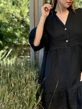 Vestido corto azul eléctrico de lino, con cuello mao, escote con botones de nácar y mangas 3/4 con volados.