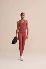 Musculosa deportiva color ladrillo con escote nadador en la espalda y detalles de corte láser.