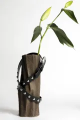 Cinturón negro de cuero sintético con tachas plateadas y hebilla metálica plateada.