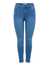 Pantalón de jean chupín celeste de tiro alto, con bolsillos delanteros y traseros.
