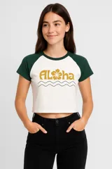 Remera corta blanca con mangas raglán grises y estampado frontal con texto 'Venice Beach California Where life's a beach'.