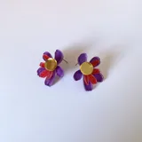 Aros en forma de flor multicolor, con pétalos en tonos aqua y rosa.