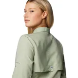 Camisa blanca de manga larga con protección solar UPF 40 y tecnología Omni-Wick. Cuenta con aberturas de ventilación y tratamiento antimicrobiano.