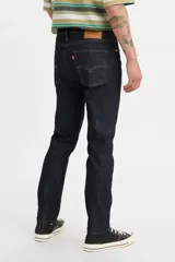 Pantalón de jean azul oscuro, corte skinny, tiro medio y bajo stretch.