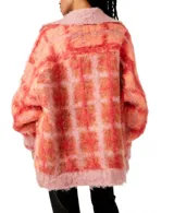 Sweater de punto rizado, con cierre de botones en la parte frontal y bolsillos delanteros, en tonos rosa y naranja.