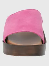 Sandalia Hush Puppies color rosa con plataforma de madera.