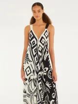 Vestido largo con estampado tropical en blanco y negro, con tirantes anchos y escote en V.