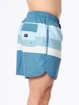 Short de baño celeste con rayas horizontales en tonos de azul y blanco.