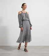 Blusa de poliéster con estampado pied de poule, mangas largas y hombros descubiertos con tirantes finos.