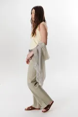 Musculosa marrón con cuello redondo y sisas anchas.