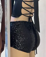 Short negro de tiro alto con lentejuelas.