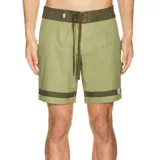 Short de baño verde con cintura y ruedo en marrón oscuro, con cordón de ajuste marrón.