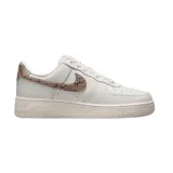 Zapatillas Nike Air Force 1 color beige con detalles en crema, suela blanca y base color caramelo.