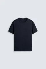 Camiseta slim fit de algodón con elasticidad, cuello redondo y manga corta.