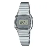 Reloj digital Casio plateado con caja cuadrada y correa de acero inoxidable.