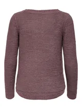 Sweater de punto color marrón rosado, de corte holgado y mangas largas.