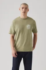 Remera verde oliva de corte clásico con cuello redondo y manga corta. Estampado frontal con el logo de Levi's en blanco.