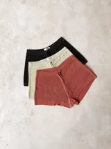 Short de punto color ladrillo con lurex y cordones ajustables.