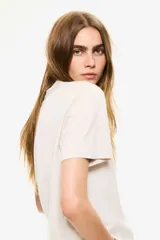 Remera color crema de algodón y viscosa, con cuello redondo y hombros caídos.