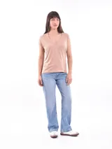 Remera negra de algodón con cuello en V y mangas cortas.